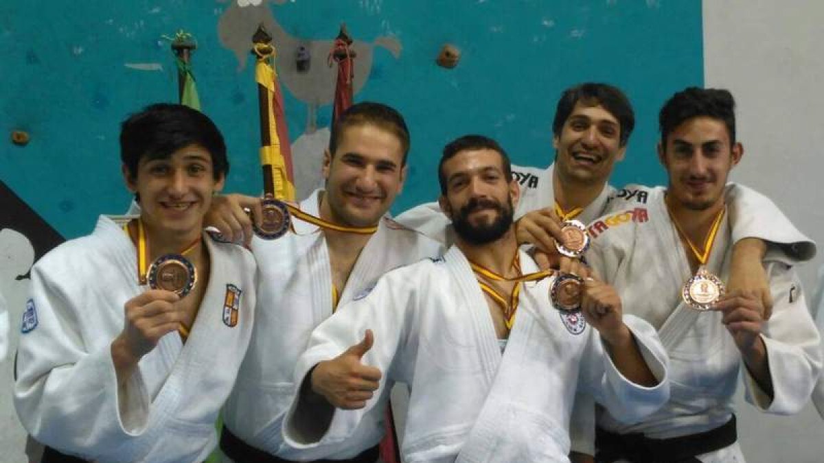 El combinado autonómico muestra la medalla de bronce lograda en el torneo por equipos de Cádiz.