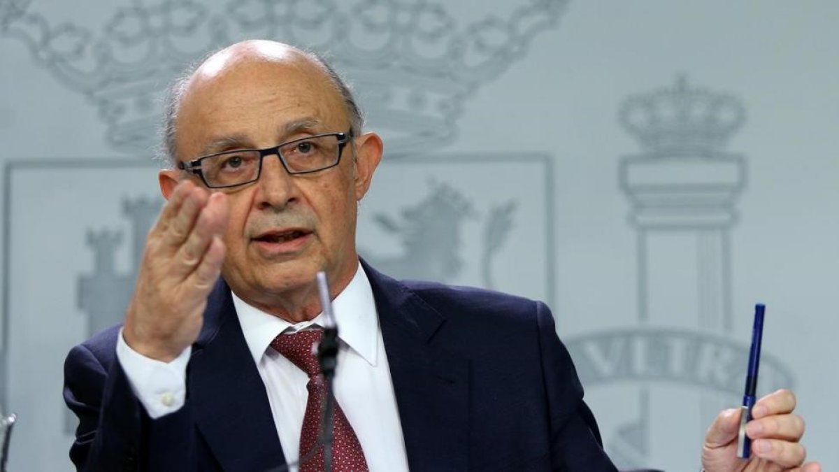 El ministro de Hacienda, Cristóbal Montoro, tras un Consejo de Ministros.