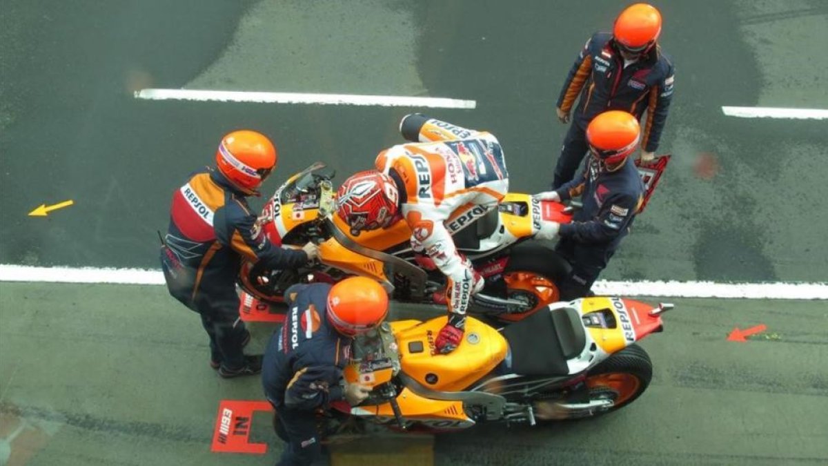 El equipo de Marc Márquez ha estrenado hoy sus nuevos cascos para la maniobra de cambio de moto.