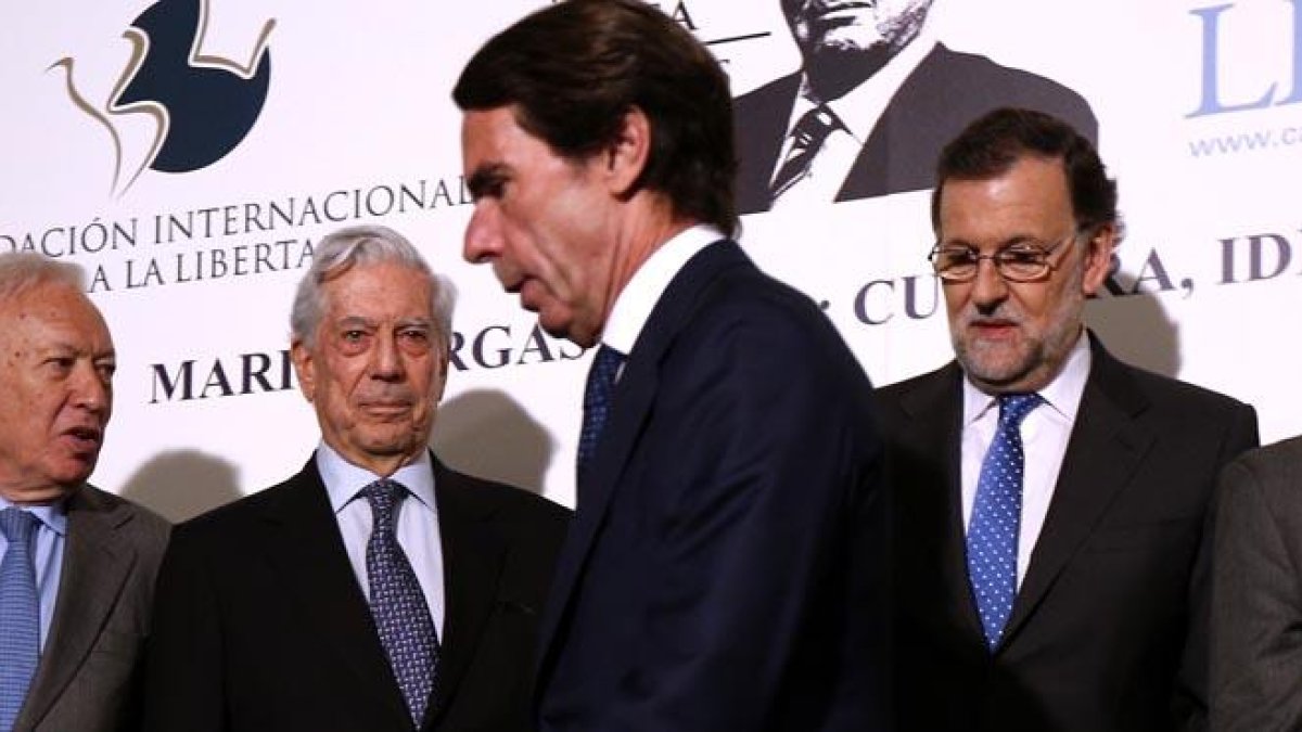 En el homenaje a Mario Vargas Llosa,en la Casa de America, Rajoy y Aznar ni se miran ni se saludan.