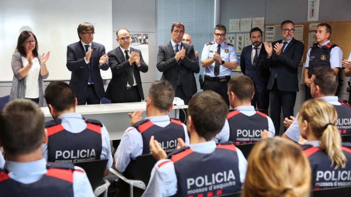 El president Puigdemont durante su visita en la comisaría de los Mossos en Cambrils, el pasado viernes.