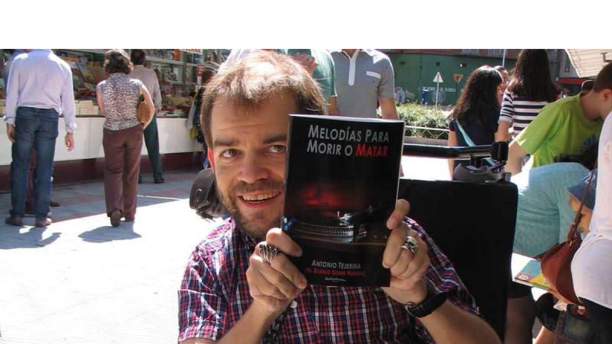 Antonio Tejerina, en la Feria del Libro de Ponferrada.