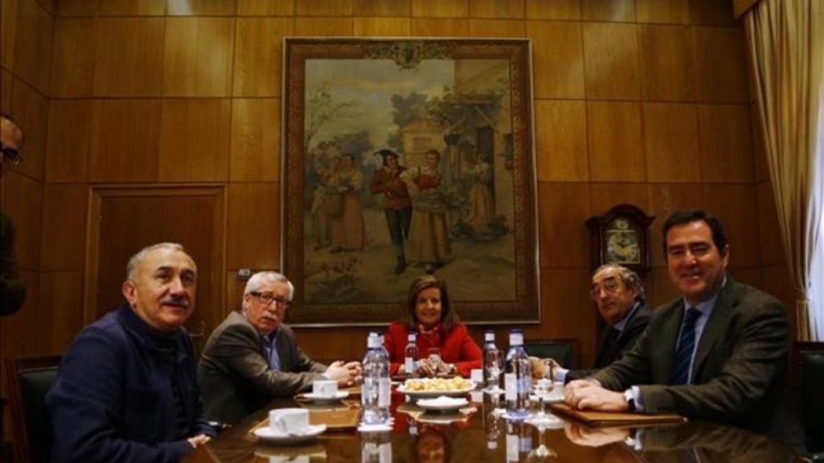 Toxo, Álvarez, Rosell y Garamendi, en una reunón con Fátima Báñez, en diciembre pasado.