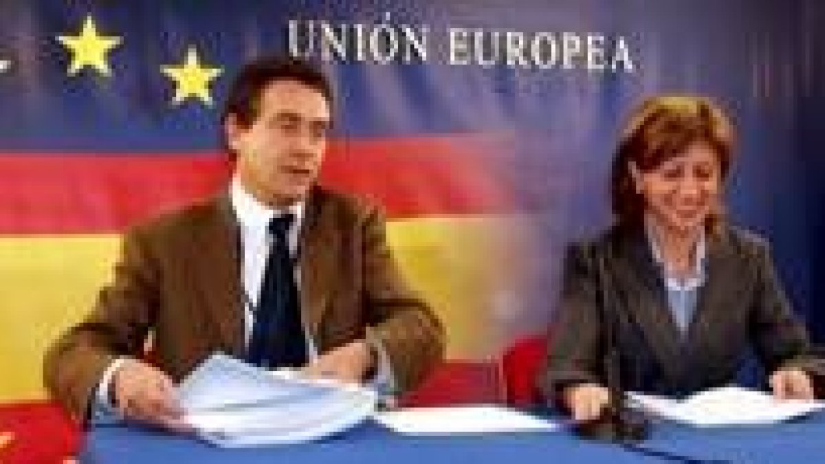Josep Puxeu y la ministra Elena Espinosa, durante la rueda de prensa en la que anunciaron el acuerdo