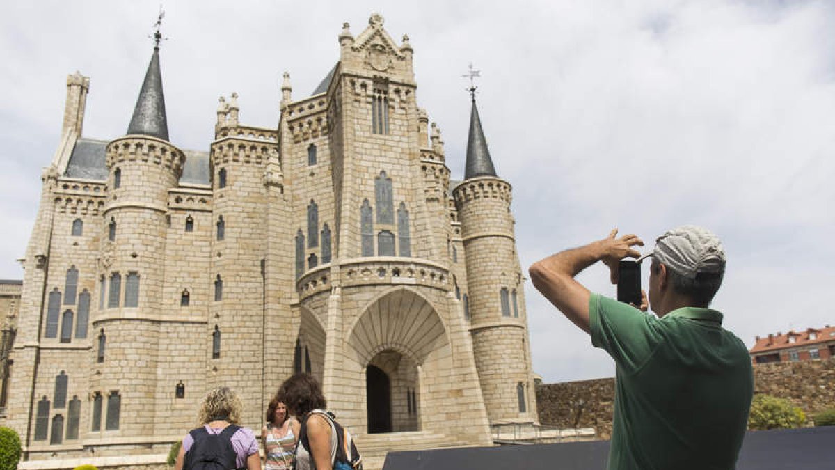 Turistas a la entrada del Palacio de Gaudí de Astorga. FERNANDO OTERO