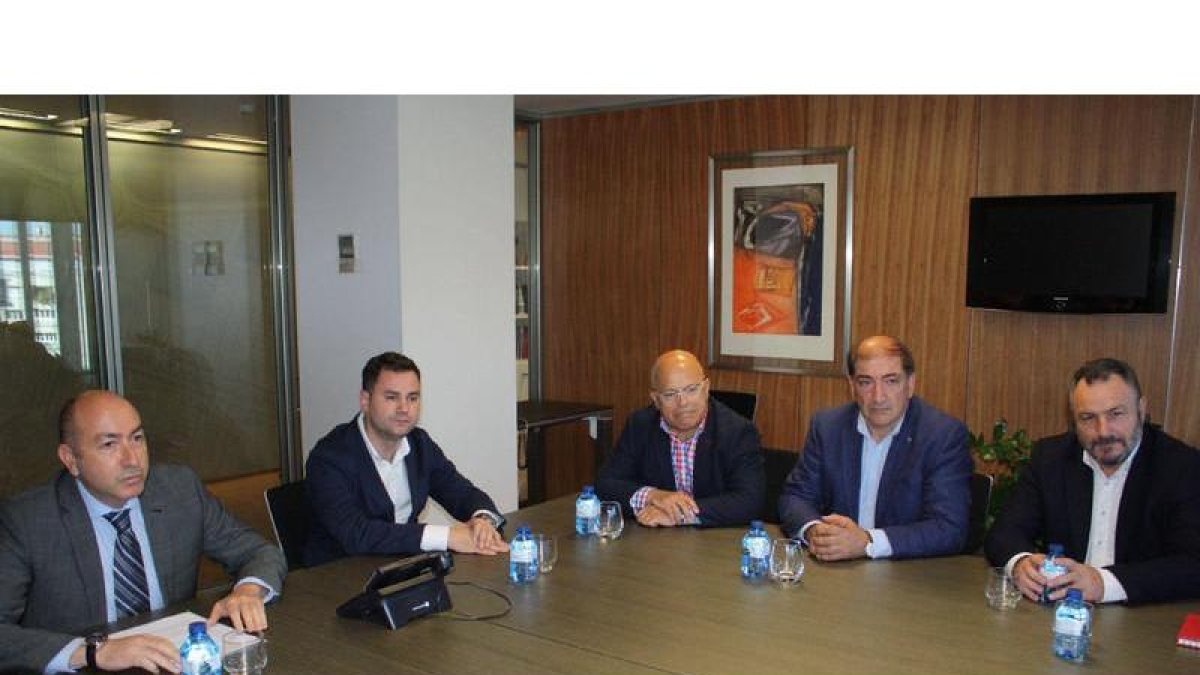 Alejandro Soler, Javier Alfonso Cendón, Faustino Sánchez, José Pellitero y Eduardo Morán, ayer en la reunión.