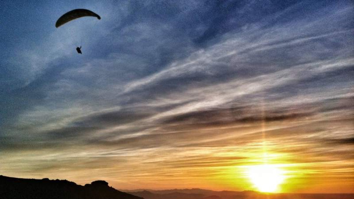 Aunque realiza los llamados Bautizos de Vuelo y otro tipo de servicios para gente más profesional, la verdadera afición de este joven bombero leonés es competir. Se puede contactar con él a través del teléfono 657 817 255 o enviando un mail a moncho@vuelo