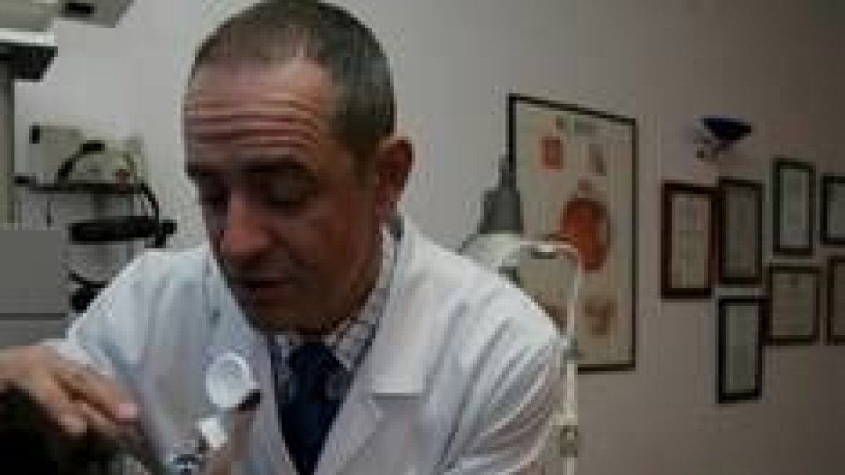 El oftalmólogo Manuel Franco toma la tensión intraocular a una paciente en su consulta