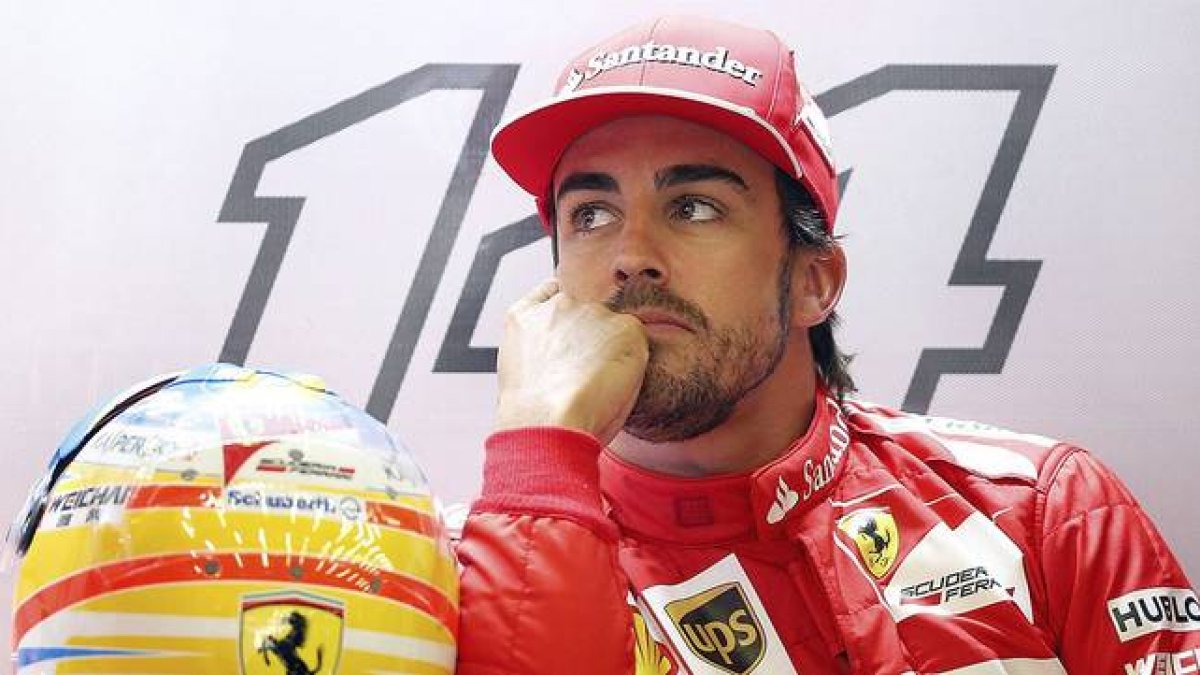 Fernando Alonso, en el box de Ferrari, en el circuito de Spa.