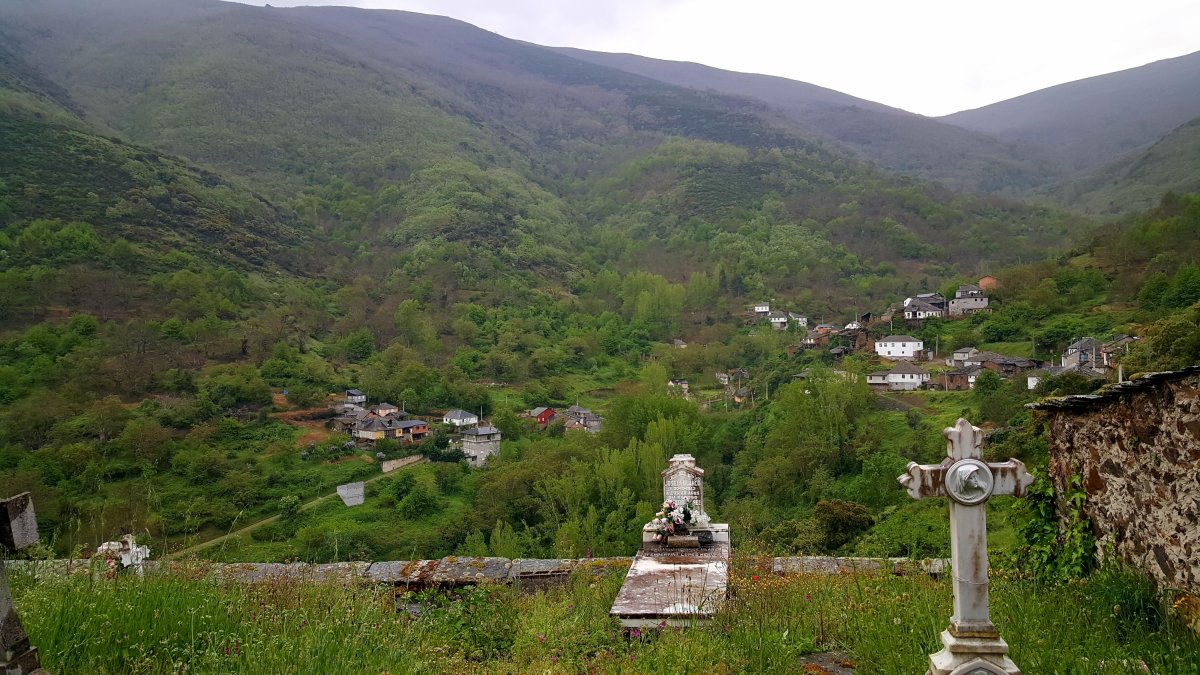 Imagen de archivo de la localidad de Yebra (Benuza), tomada desde su iglesia. DL