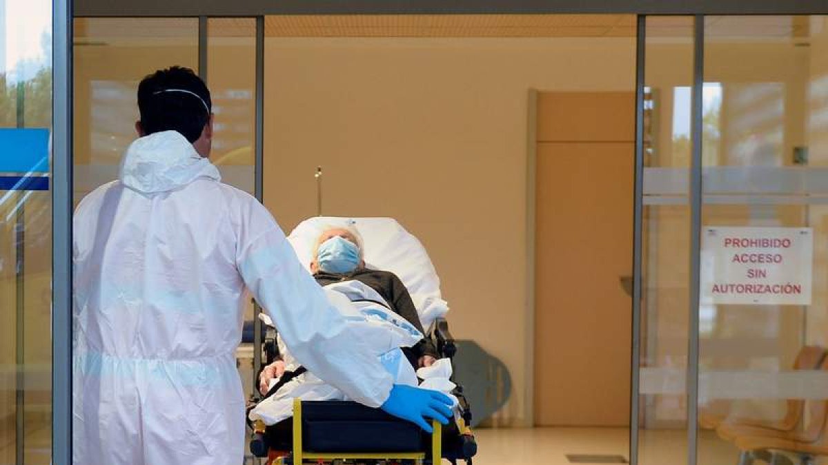 Ingreso de un paciente desde el servicio de Urgencias durante la primera ola del covid. NACHO GALLEGO