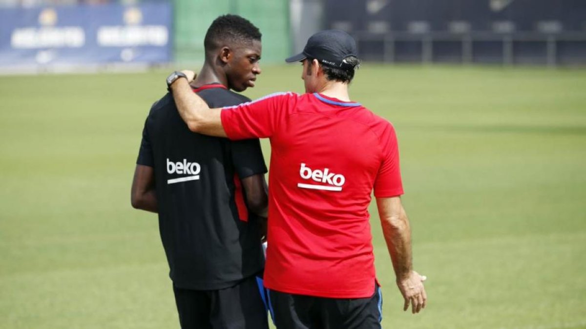 Valverde mima a Dembélé en su primer entrenamiento como jugador azulgrana.
