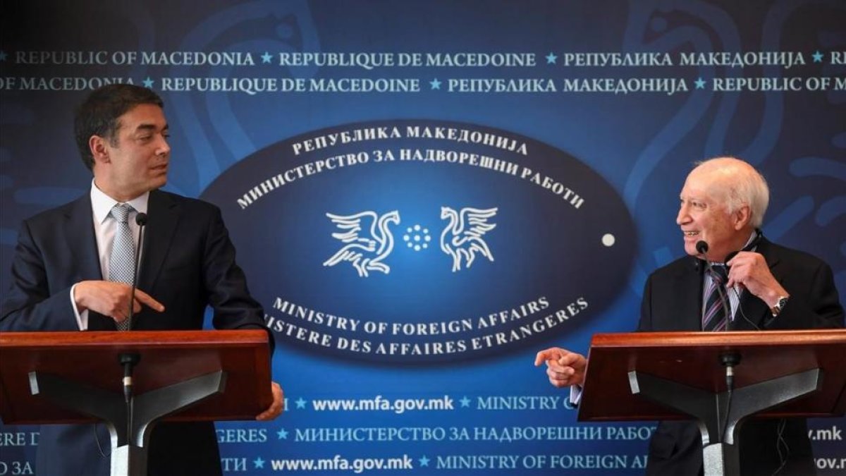 El ministro de Exteriores de Macedonia, Nikola Dimitrov, y el mediador de la ONU, Matthew Nimetz, en una rueda de prensa en Skopje.