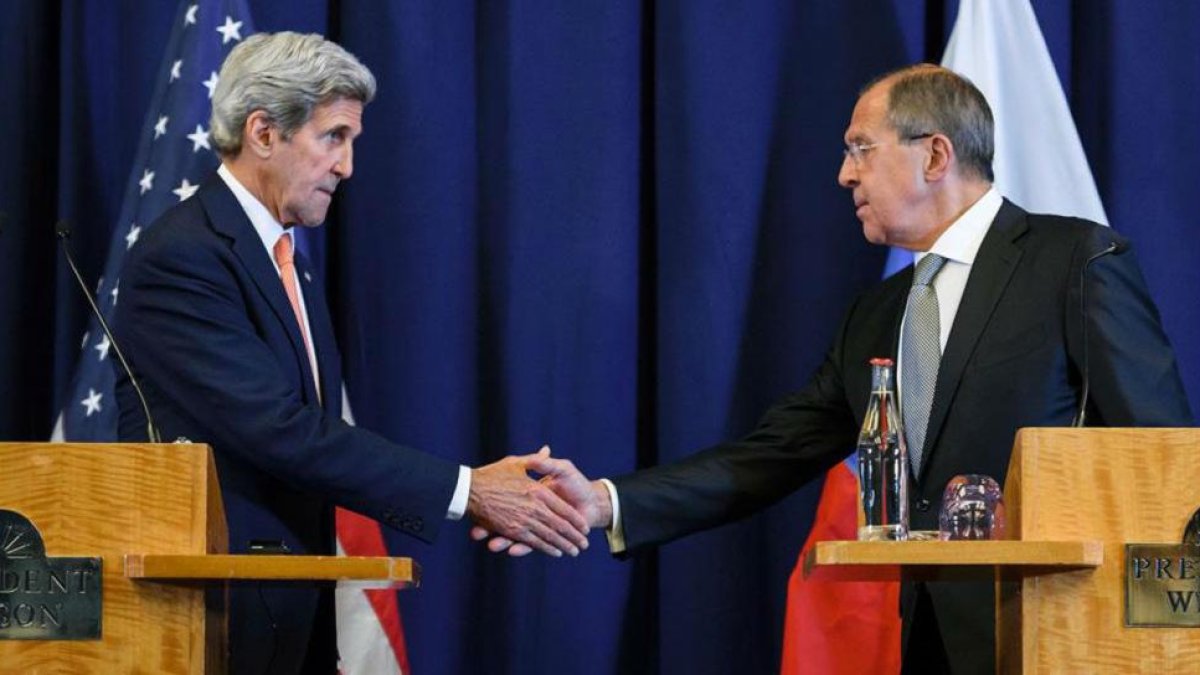 El secretario de Estado, John Kerry, le da la mano al ministro ruso de Exteriores, Serguei Lavrov.