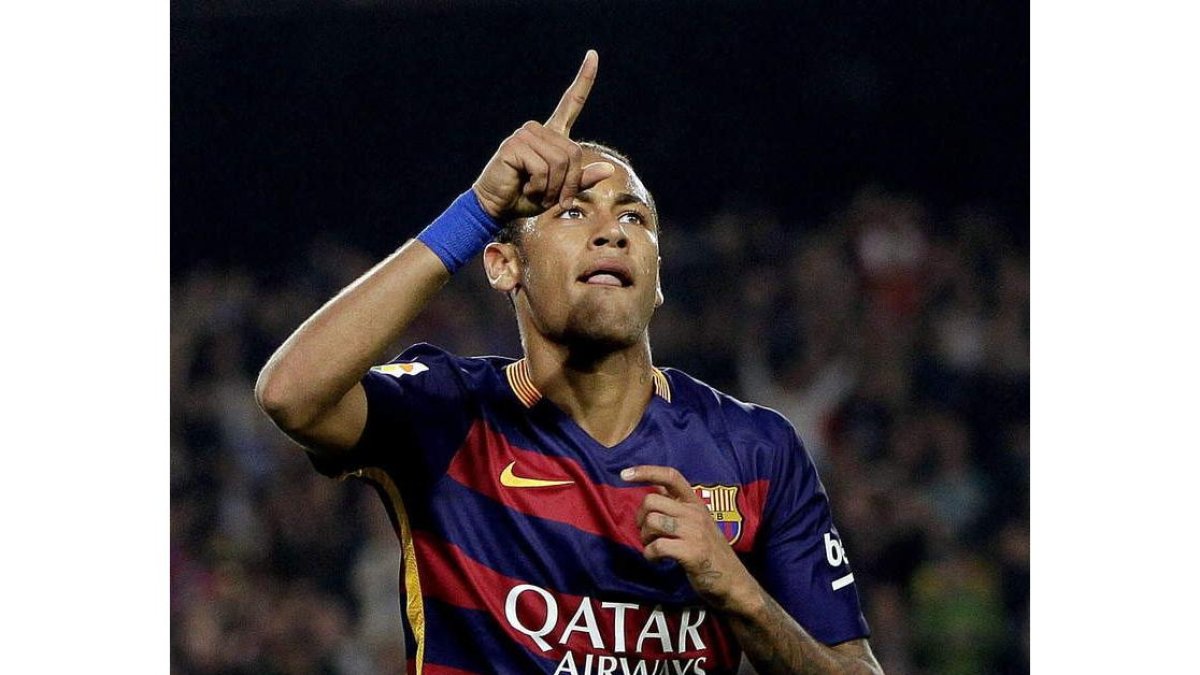 Neymar celebra uno de sus cuatro goles ante el Rayo.