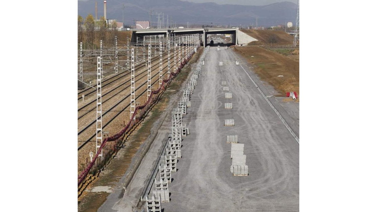 Imagen de las obras de la línea de alta velocidad a León desde el puente de Torneros.