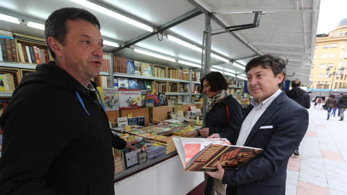 Rafael Moral, de Alvacal, ayer con Samuel Folgueral y al fondo Cristina López Voces.