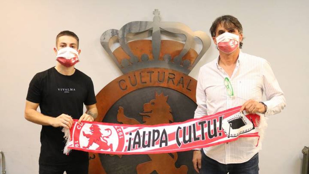 El nuevo jugador de la Cultural posa con la bandera culturalista. DL