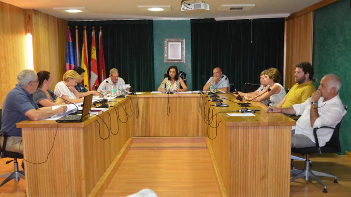 Imagen del pleno celebrado ayer en Santa María del Páramo. MEDINA