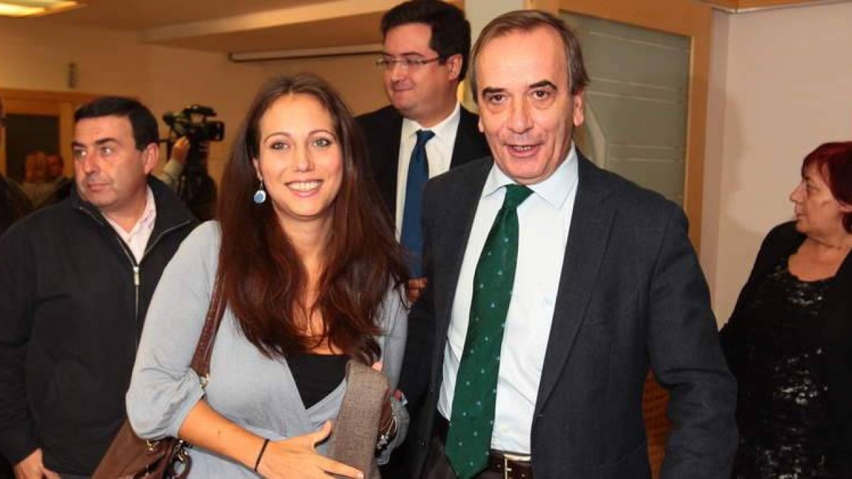 Helena Castelllano y José Antonio Alonso, seguidos por Óscar López, ayer en León tras la reunión del comité electoral.