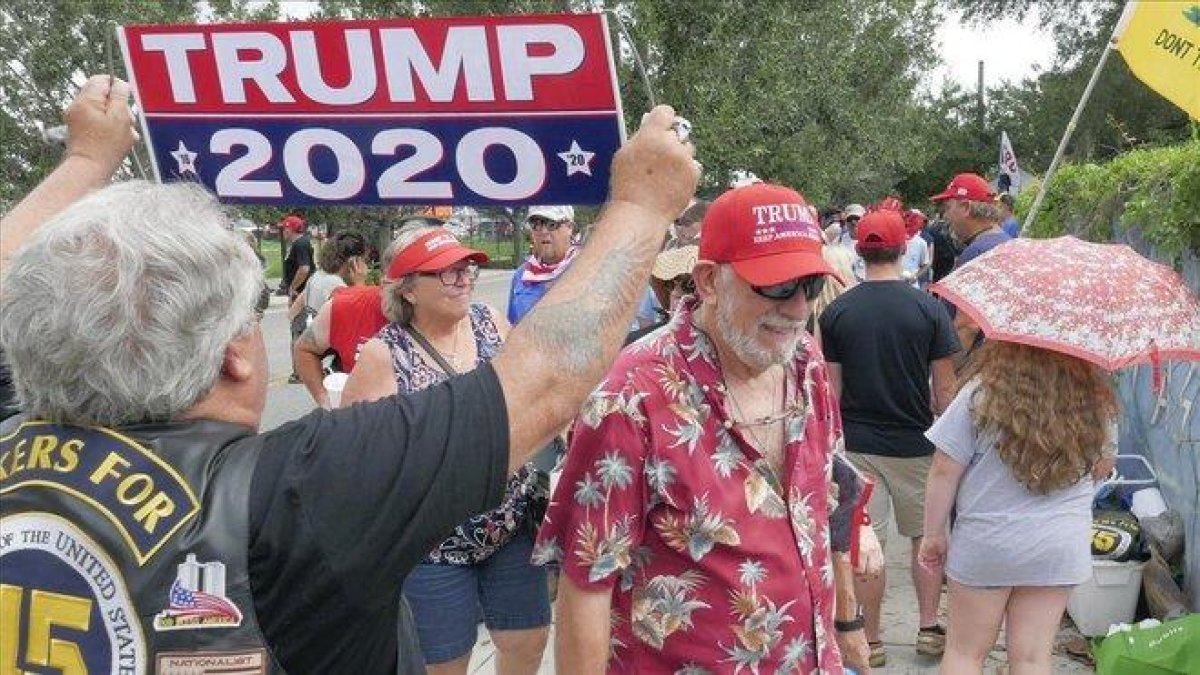 Seguidores de Trump hacen cola para participar en el inicio de campaña del presidente estadounidense en Florida.