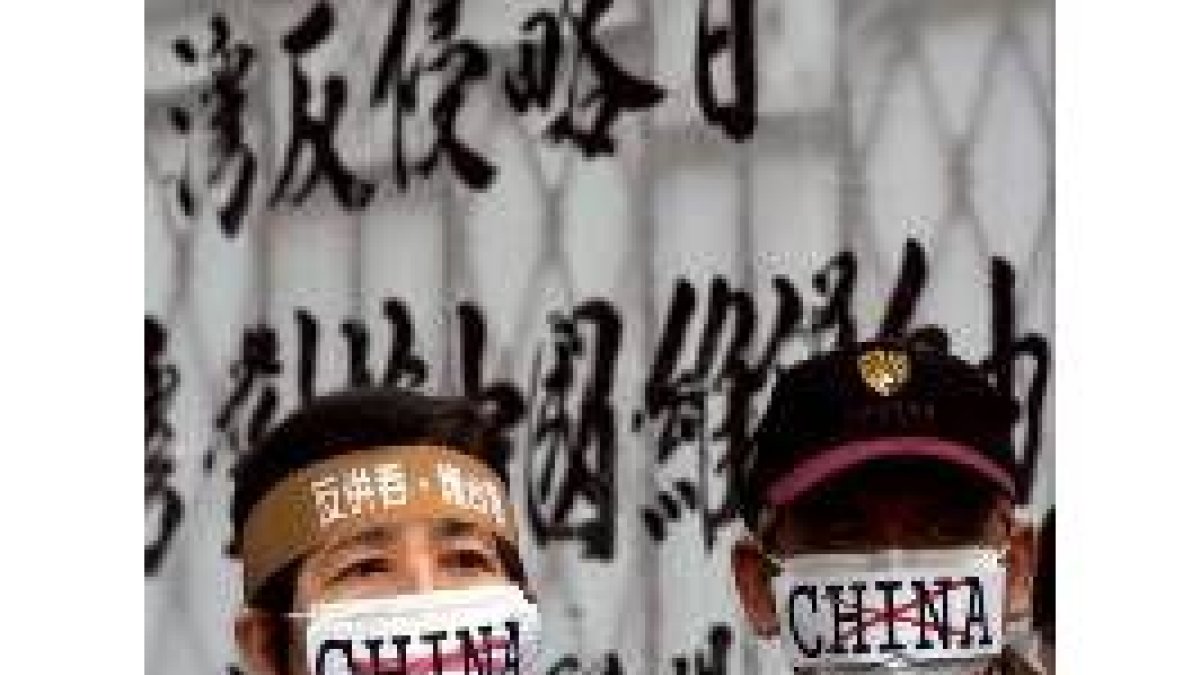 Dos taiwaneses proindependentistas protestan en el Parlamento de Taipei