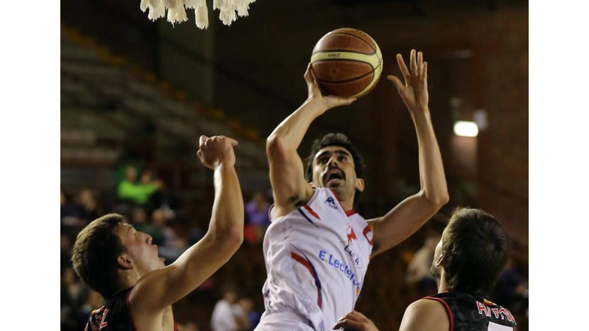 El alero Pablo Llamas es uno de los referentes en el juego ofensivo del Agustinos Leclerc.