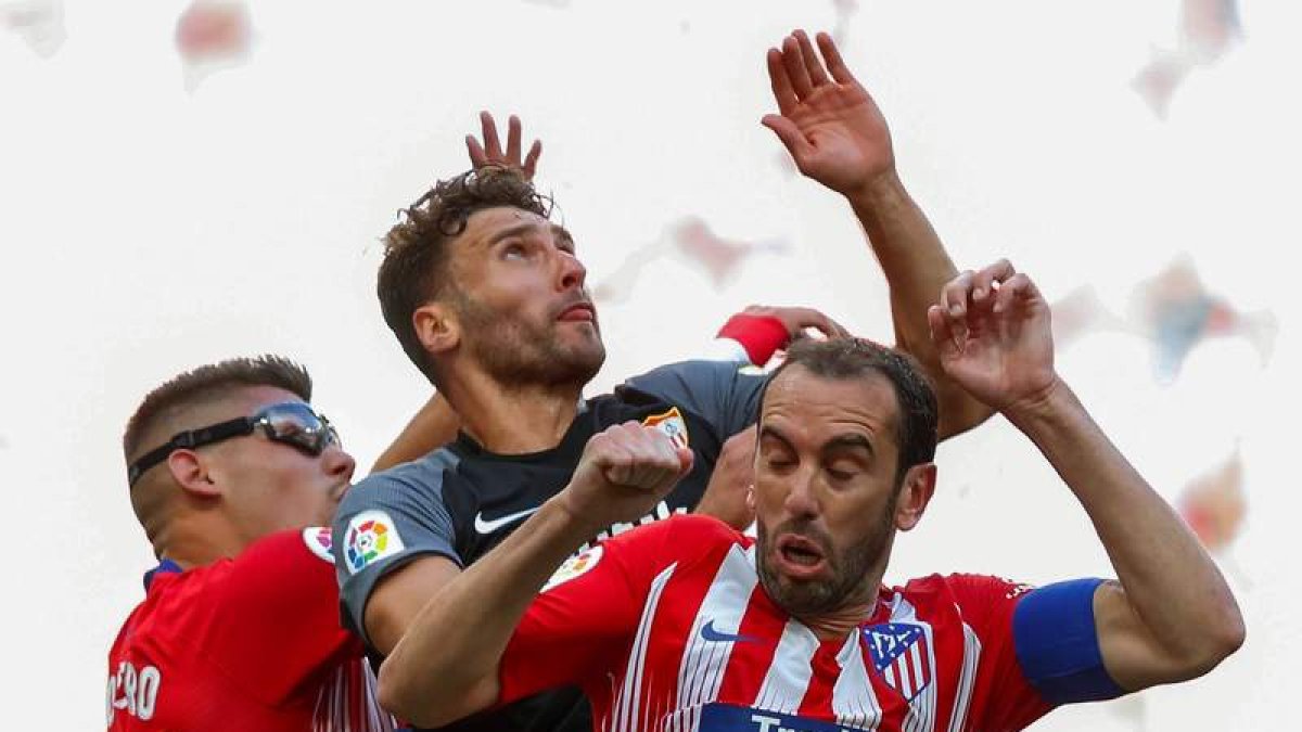 Godín jugó ayer su último partido con el Atlético como local. NARANJO