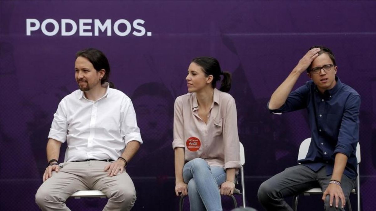 Pablo Iglesias, Irene Montero e Íñigo Errejón en el mítin "Madrid se levante", en la plaza del Museo Reina Sofía.