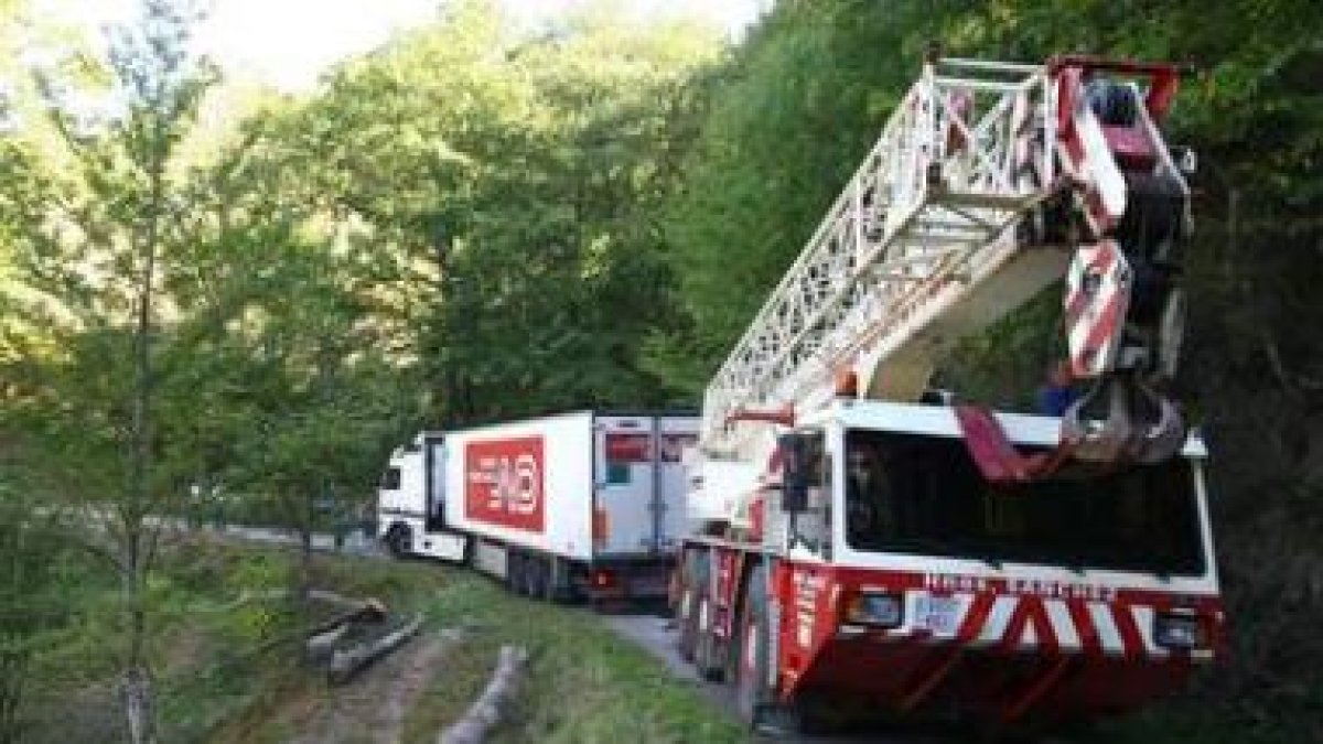 El trailer perdido, tras una noche incomunicado en Ruitelán, fue rescatado ayer por una gran grúa.