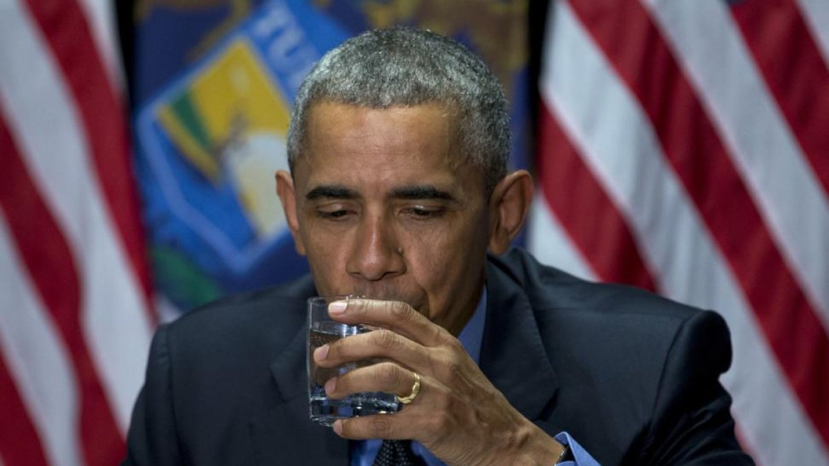 El presidente Obama bebe un vaso de agua de Flint.