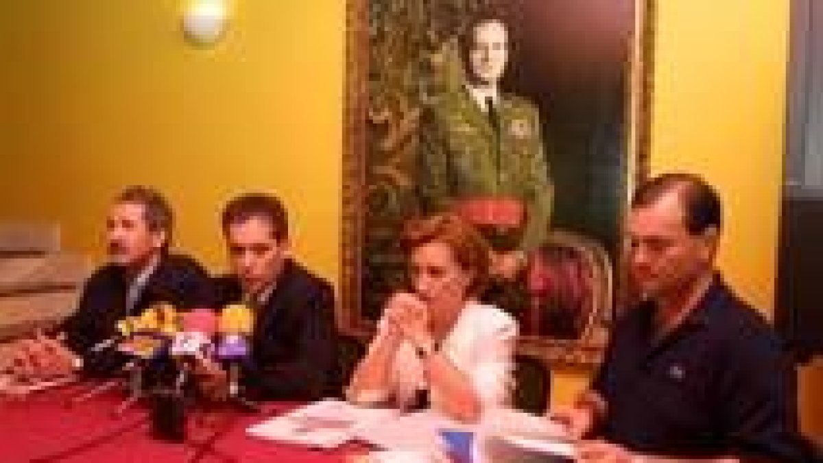 La presidenta comarcal del PP rechaza que esté preparando el cese de José Antonio Velasco