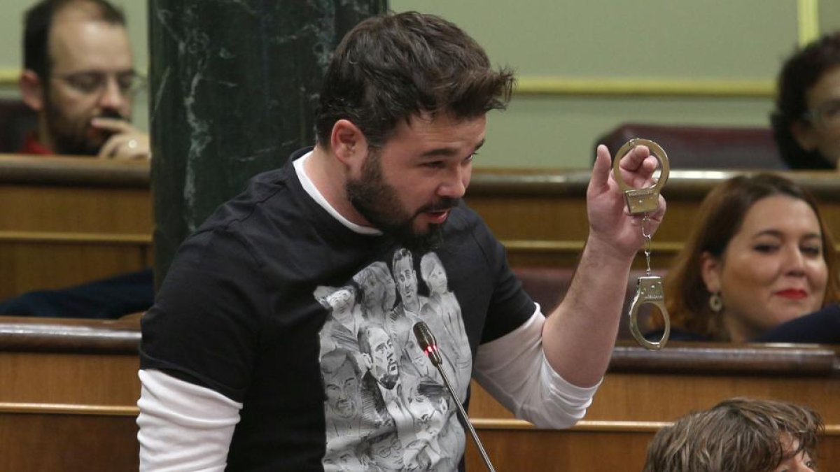 Gabriel Rufián le muestra unas esposas al presidente del Gobierno.