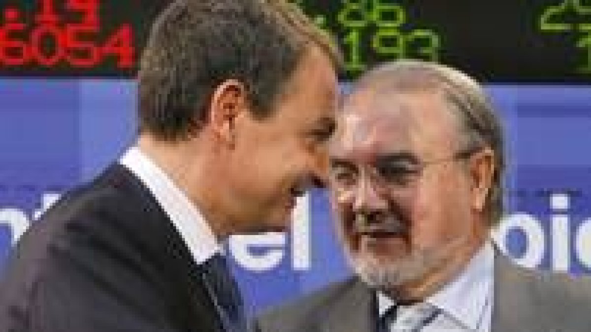 El presidente Zapatero conversa con el vicepresidente segundo y ministro de Economía, Solbes