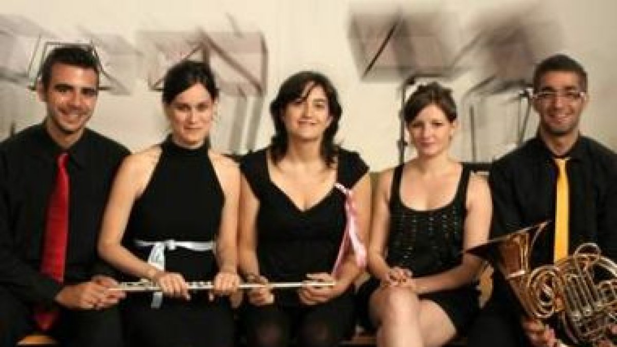 Imagen de los integrantes de la agrupación musical Madera número cinco.