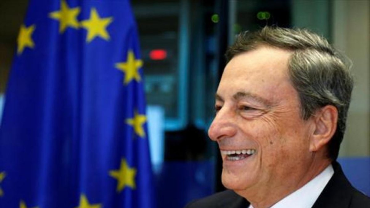 Mario Draghi, presidente del BCE, se dirige a los europarlamentarios, ayer en Bruselas.