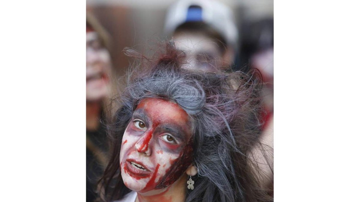 El maquillaje y el baile en la fiesta de los zombis.
