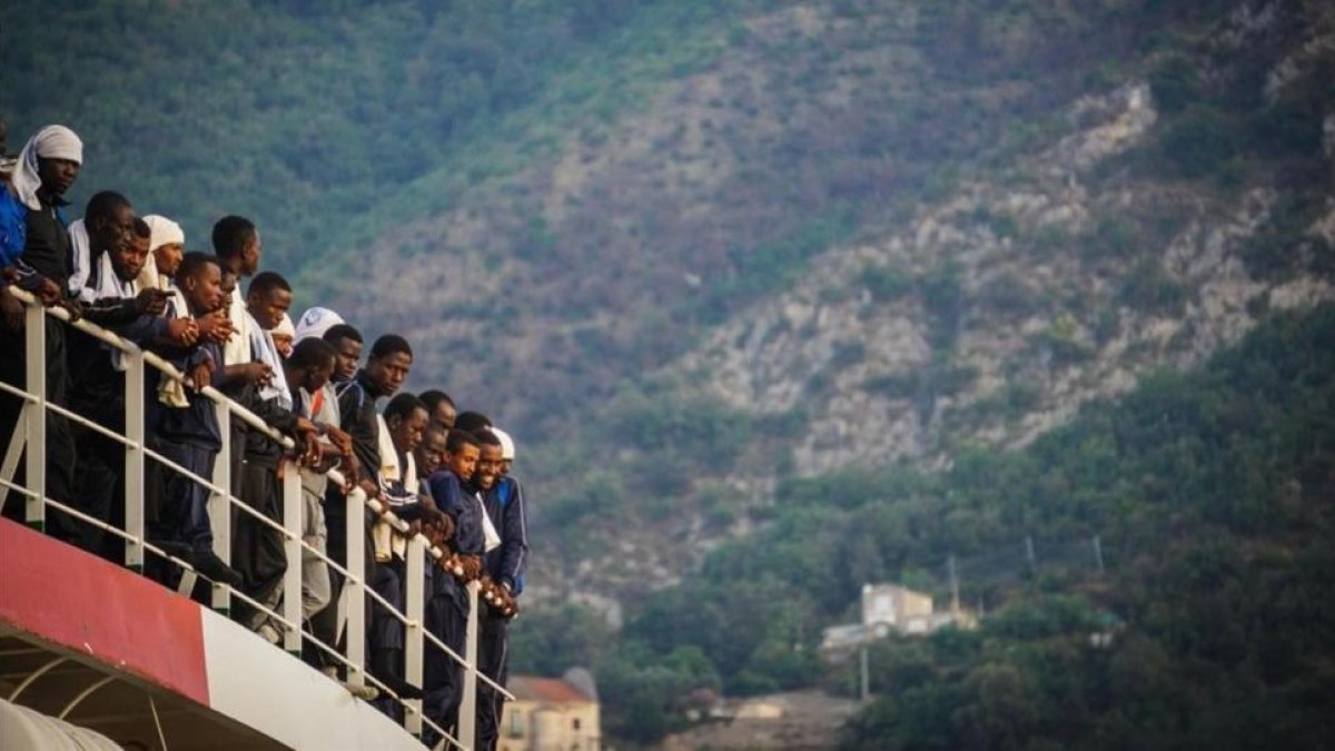 Cientos de inmigrantes llegan al puerto de Salerno