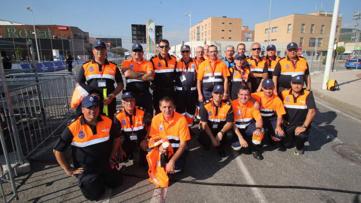 La Policía Municipal se encarga de coordinar el trabajo de los más de cincuenta voluntarios de Protección Civil que se distribuyen por todo el recorrido del Campeonato del Mundo
