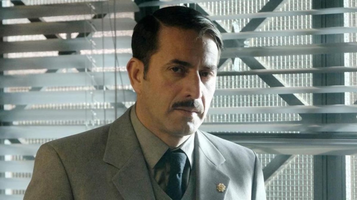 Antonio Garrido, caracterizado de comisario de policía franquista en la serie de TVE 'El Caso, crónica de sucesos