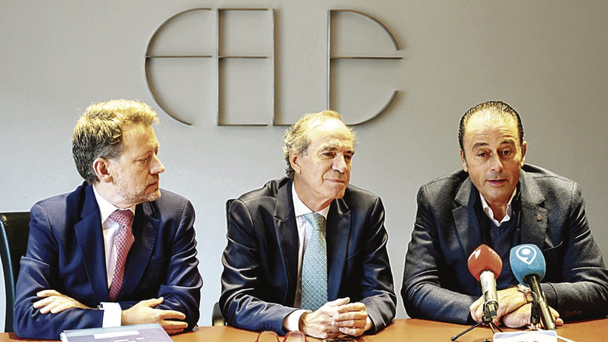 Enrique Suárez, Juan María Vallejo y Luis Miguel Seco, ayer en la rueda de prensa en la Fele. DL