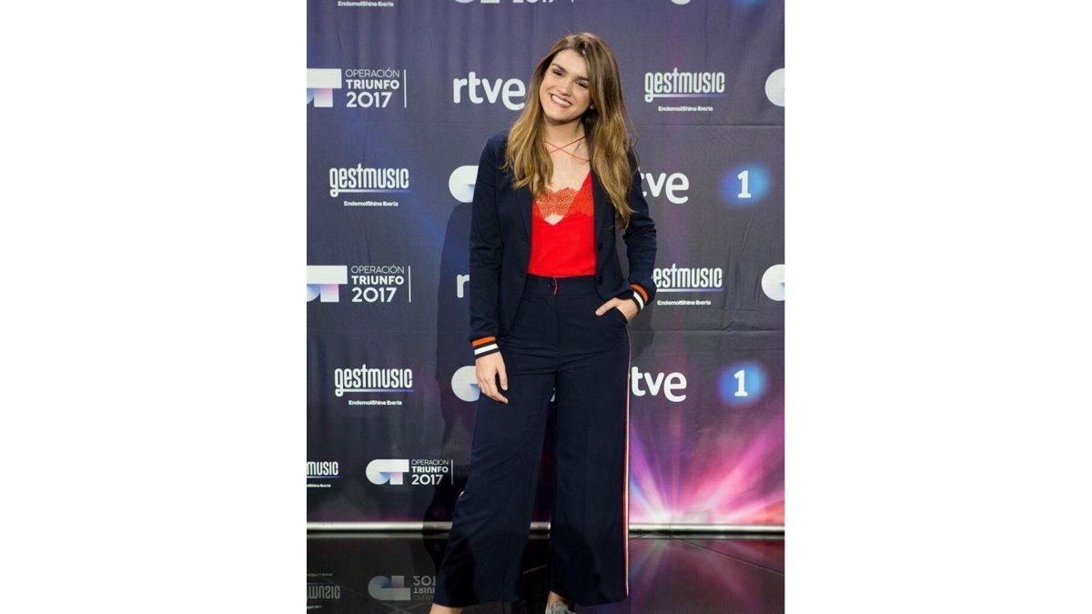 Amaia Romero, ganadora del concurso televisivo Operación Triunfo, atiende a los medios de comunicación tras la gala final protagonizada anoche en TVE.