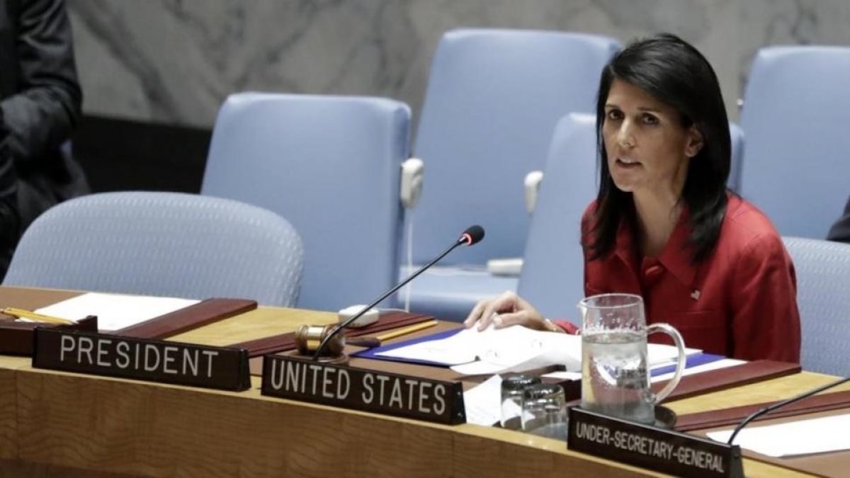 La embajadora de Estados Unidos ante la ONU, Nikki Haley, interviene en una reunión del Consejo de Seguridad, en Nueva York.