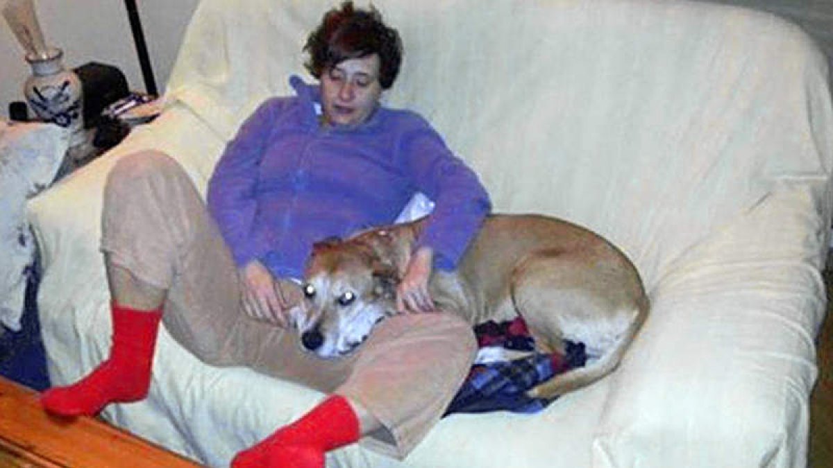 Teresa Romero junto al perro para el que su marido ha solicitado que no sea sacrificado.