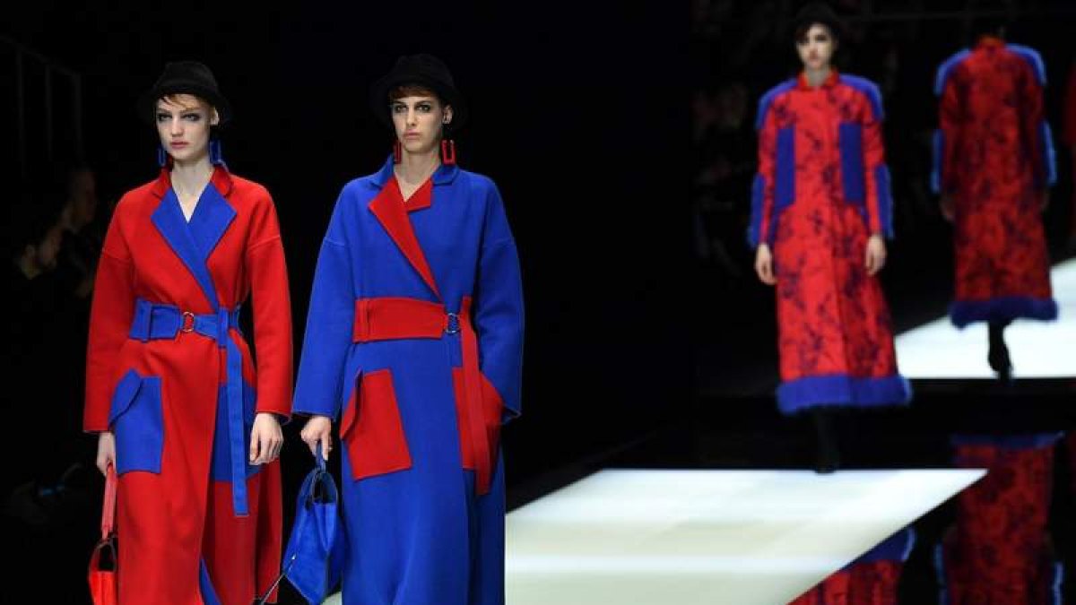 Dos modelos lucen las creaciones del modisto italiano Giorgo Armani durante la Semana de la Moda de Milán. DANIEL DL ZANNARO