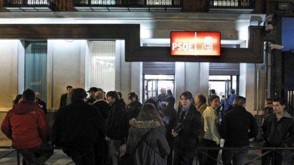 Simpatizantes del PSOE comienzan a congregarse en la puerta de la sede del partido en la calle Ferraz de Madrid, tras el cierre de los colegios electorales.