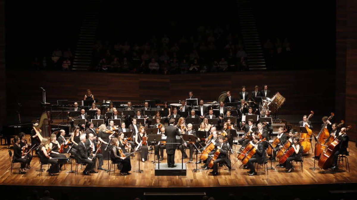 La Orquesta Sinfónica Ciudad de León-Odón Alonso, formada por unos 60 músicos, en uno de sus últimos conciertos. MARCIANO PÉREZ