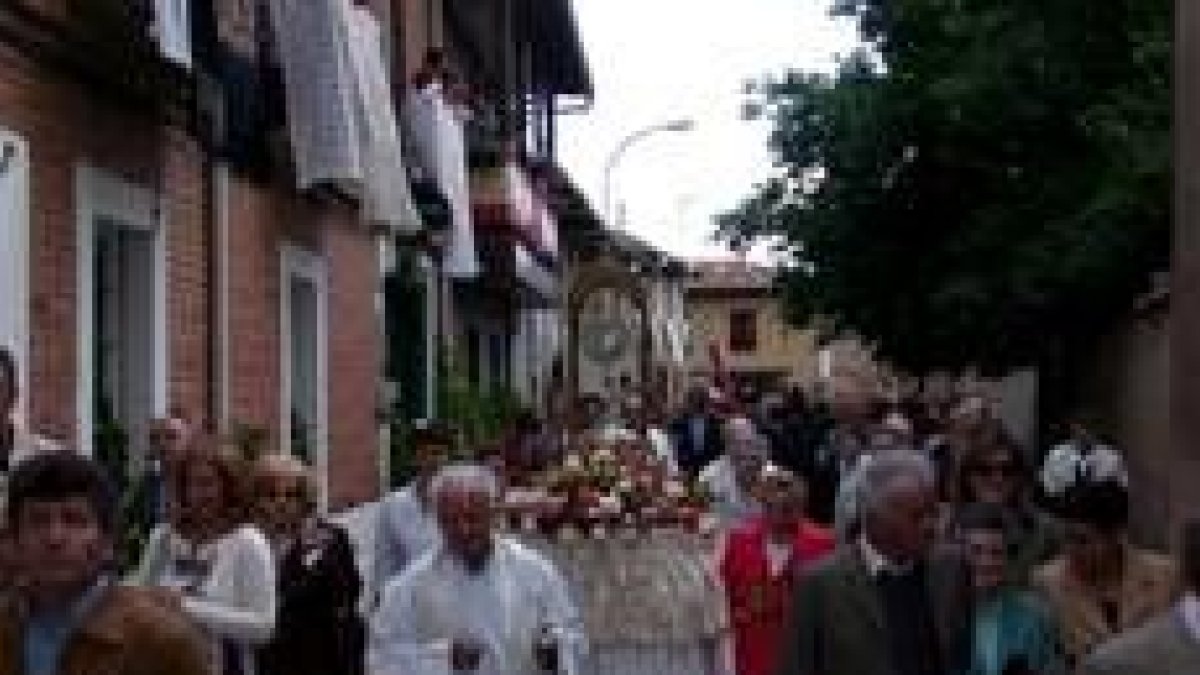 Un momento de la procesión de San Juan Evangelista en Veguellina de Órbigo