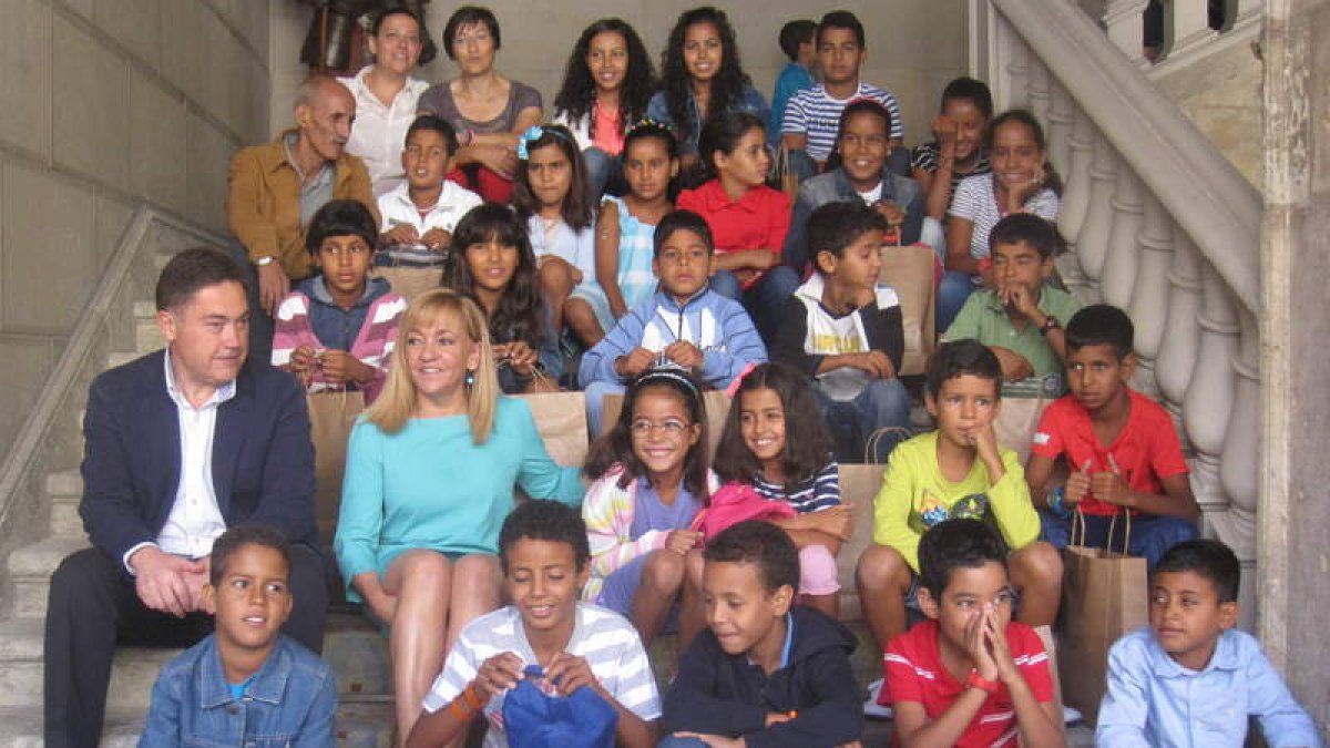 Carrasco recibió a los niños saharauis del programa Vacaciones en paz en el Palacio de los Guzmanes.