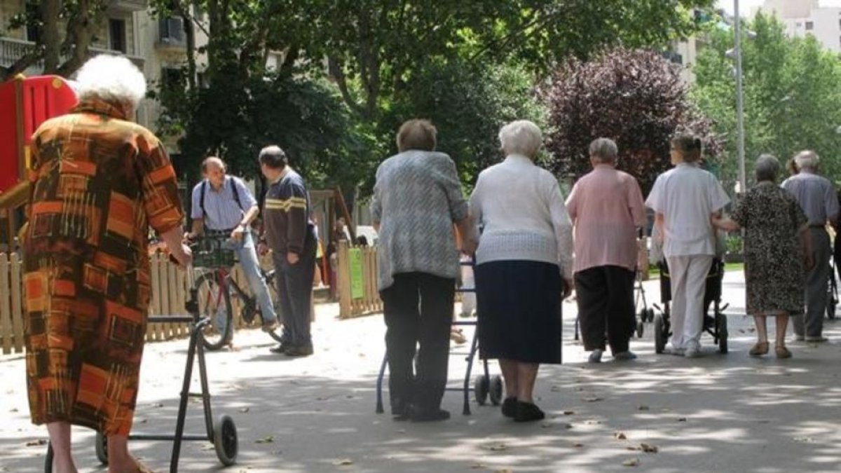 Un grupo de jubilados junto a una residencia de ancianos de Barcelona.